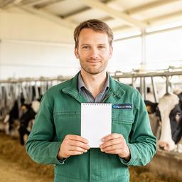 Veespecialist Strahil Meybaum in een lichte rundveestal met een notitieblok